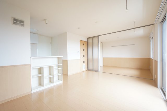 居室・リビング　※同物件・反転タイプの写真です。