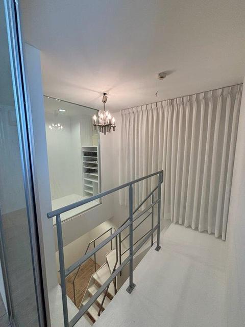 その他　白を基調とした廊下