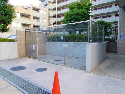 建物外観　ゴミ置場