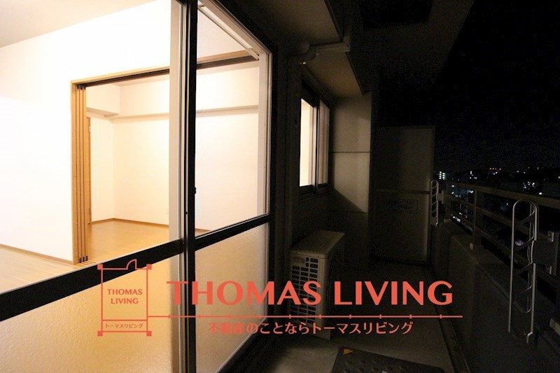 バルコニー　夜で暗いですが、日当たりも良好です。