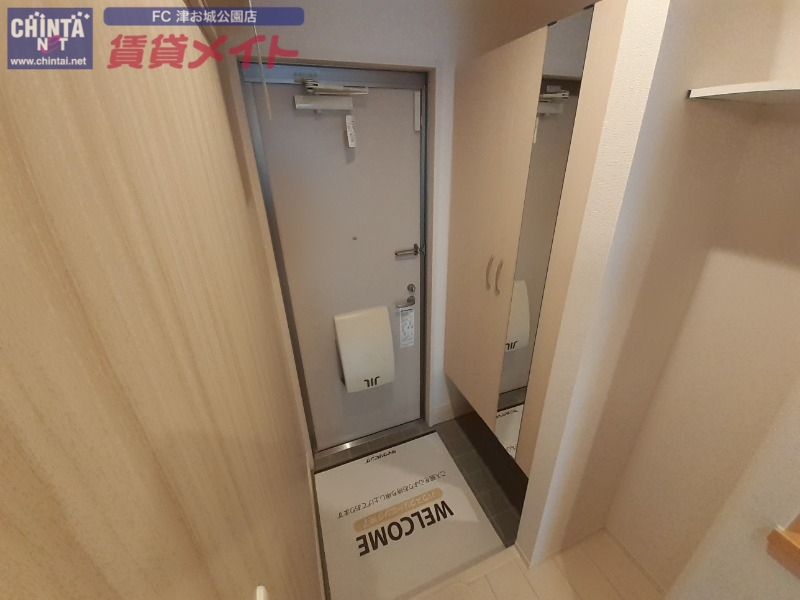 玄関　同物件反転タイプ画像