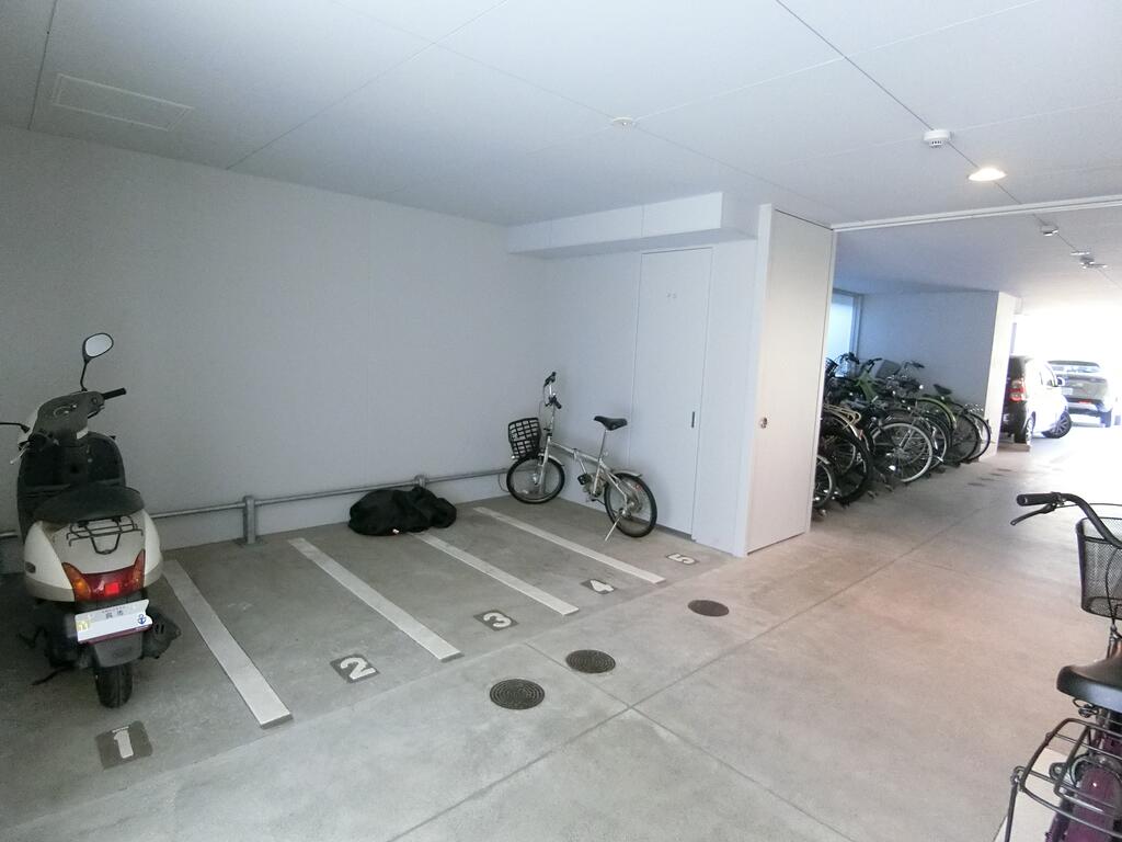 その他共有部分　雨の日も安心の屋根付き駐輪場♪
