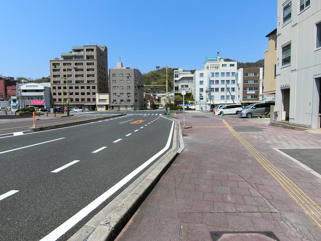 その他　バス停のすぐ目の前！ゆったりとした広さの歩道です♪