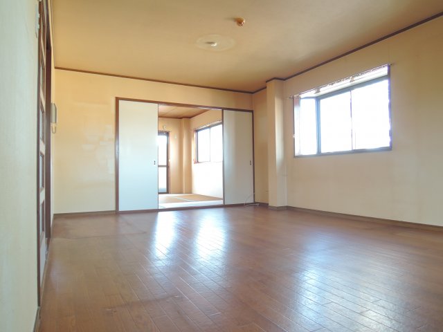 ハイツニシタニの居間写真