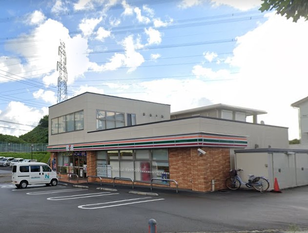 コンビニ　セブンイレブン（コンビニ）まで878m