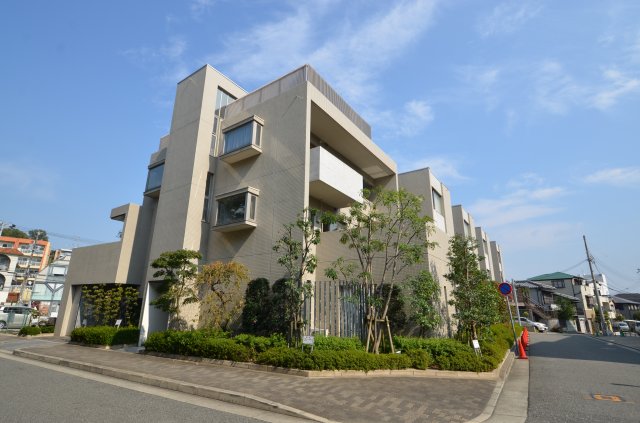 建物外観　住居者専用のごみ置き場があります♪
