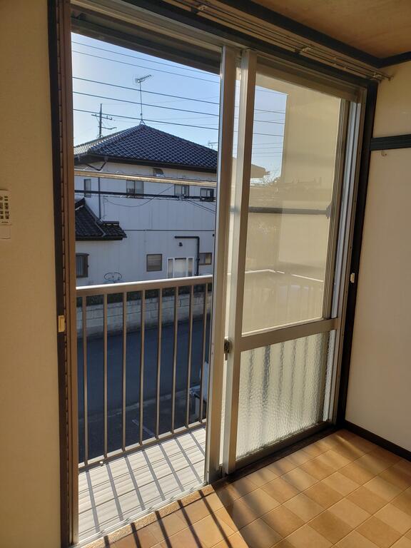 ＪＲ常磐線 土浦駅 バス乗車時間：20分 最寄りバス停で下車 徒歩6分 2階建 築40年の居間写真