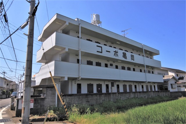 松山市小栗のマンションの建物外観