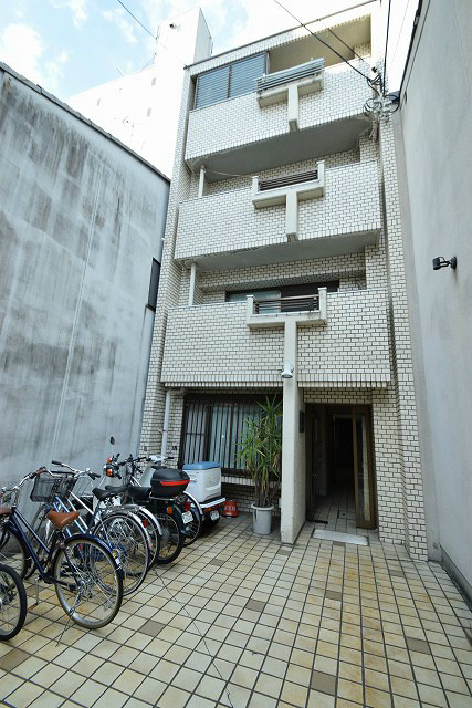 京都市上京区尼ケ崎横町のマンションの建物外観