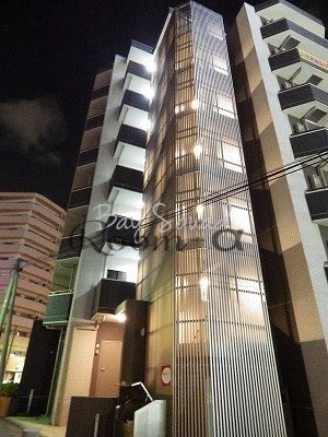 横浜市神奈川区金港町のマンションの建物外観