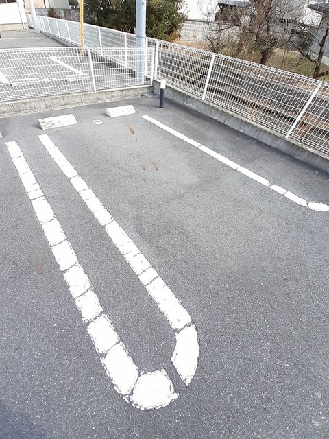 【岡山市東区松新町のアパートの駐車場】