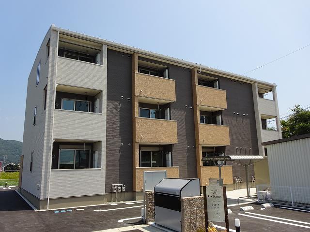 岡山市東区松新町のアパートの建物外観