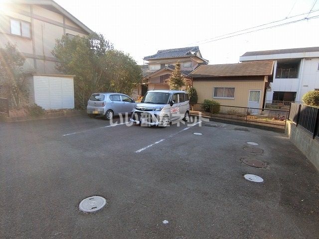 【津市白塚町のアパートの駐車場】