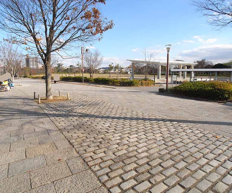 【京都市下京区朱雀宝蔵町のマンションの公園】