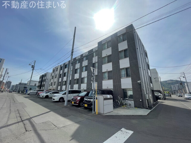 札幌市南区澄川三条のマンションの建物外観