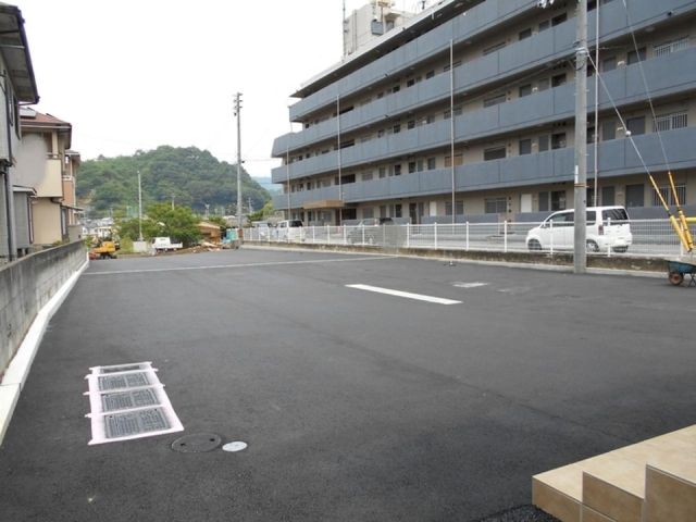 【松山市溝辺町のアパートの駐車場】