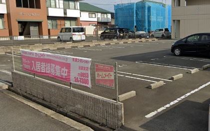 【出雲市小山町のアパートの駐車場】