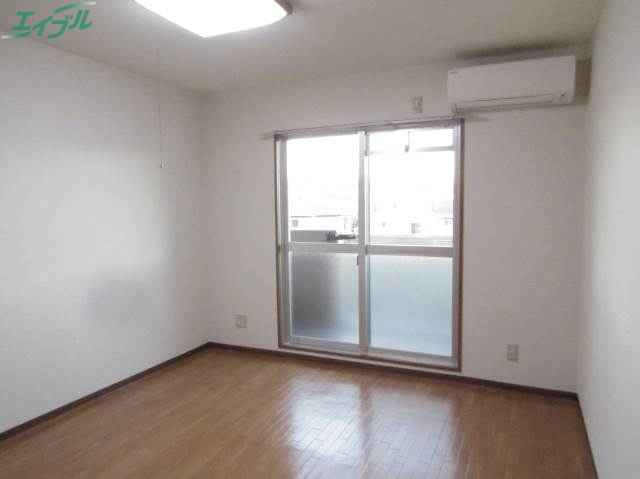 居室・リビング　同物件別部屋