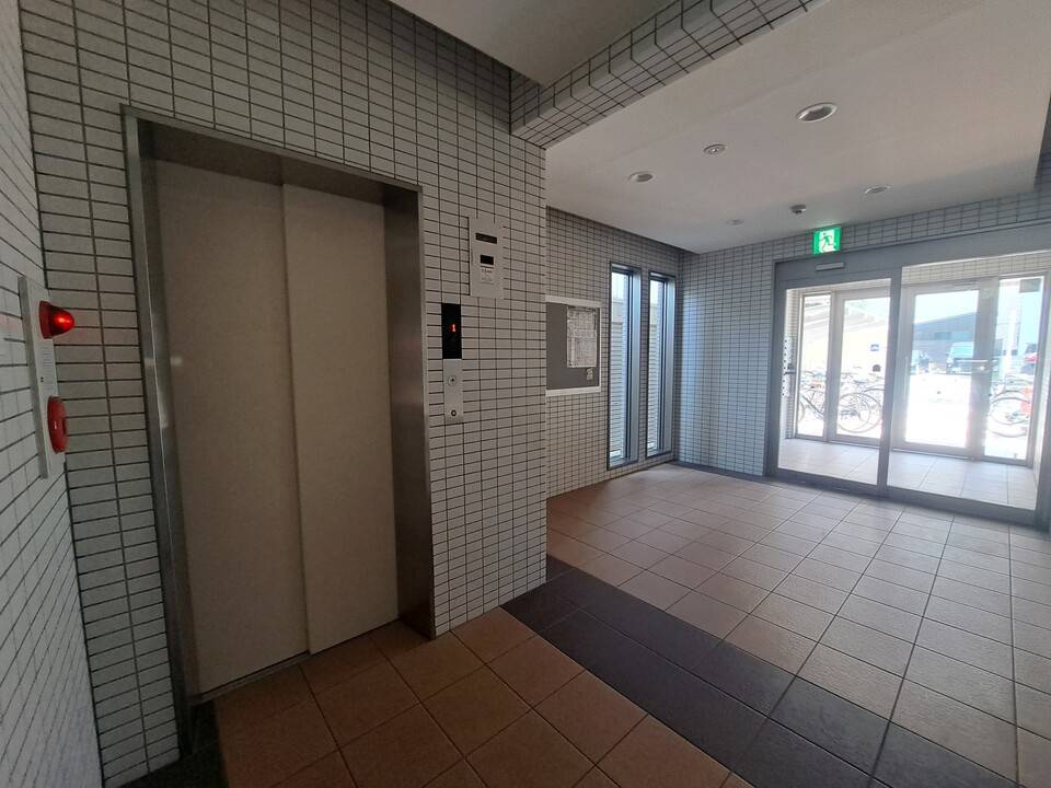 【松山市平和通のマンションのエントランス】