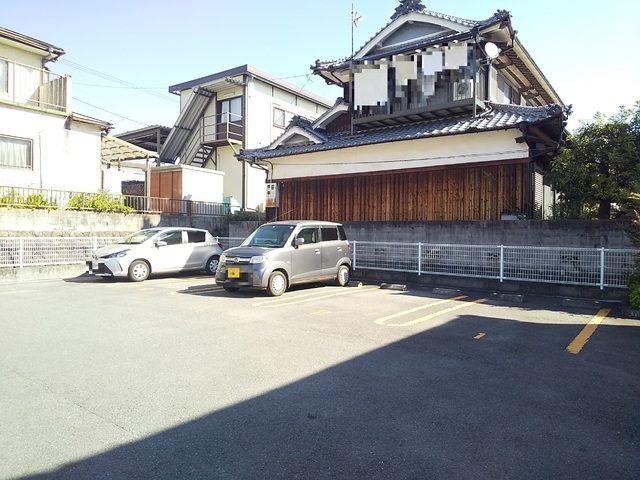 【松山市畑寺のアパートの駐車場】