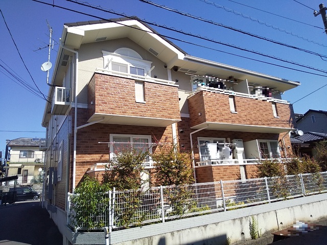 松山市畑寺のアパートの建物外観