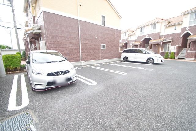 【高座郡寒川町倉見のアパートの駐車場】