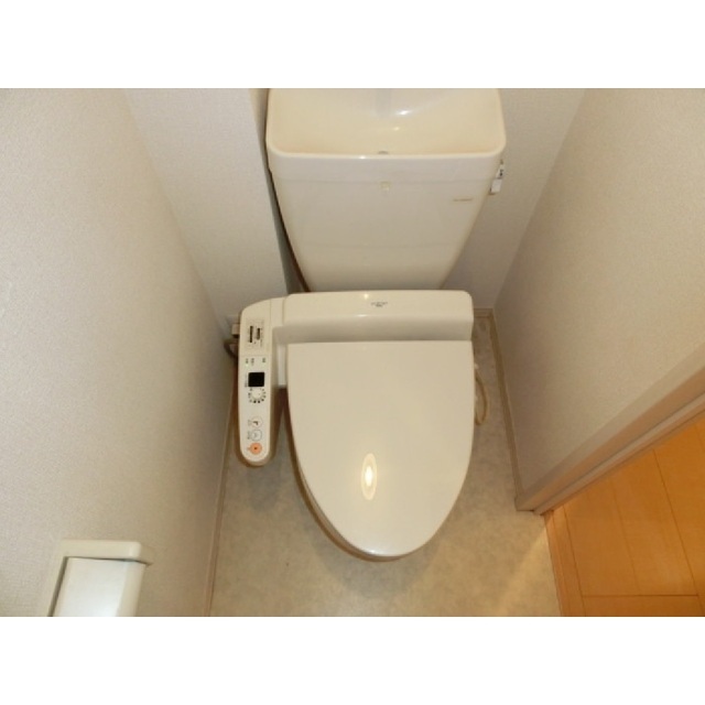 トイレ　別号室の写真になります。