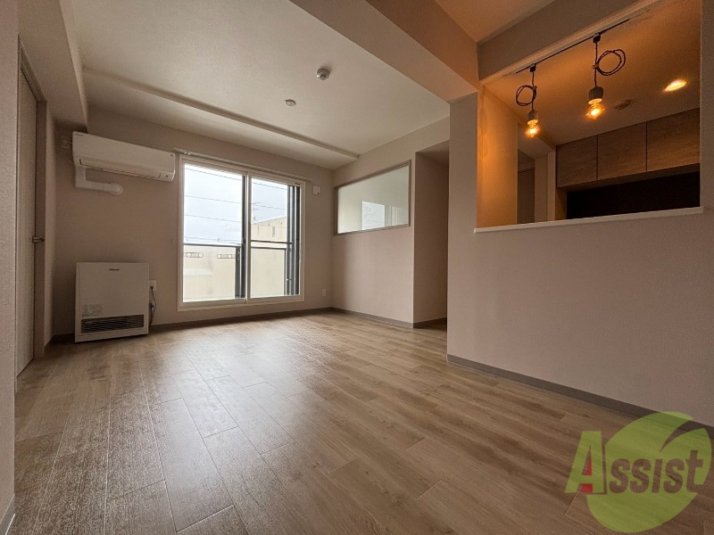 居室・リビング　白さが清潔感を出してくれます。お部屋も明るいですね。