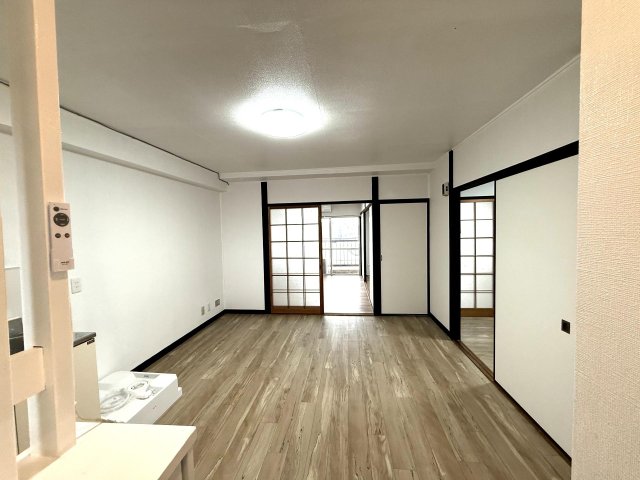 居室・リビング　明るいダイニング・キッチン、フローリング仕上げでお掃除も楽々