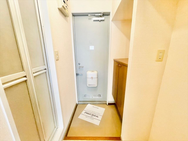 玄関　同一建物内１０３号室内装写真転載