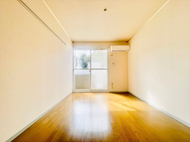 居室・リビング　同一建物内１０３号室内装写真転載