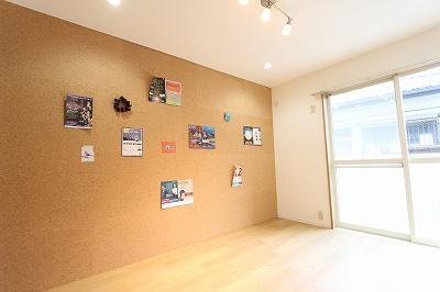 居室・リビング　壁一面コルクボード