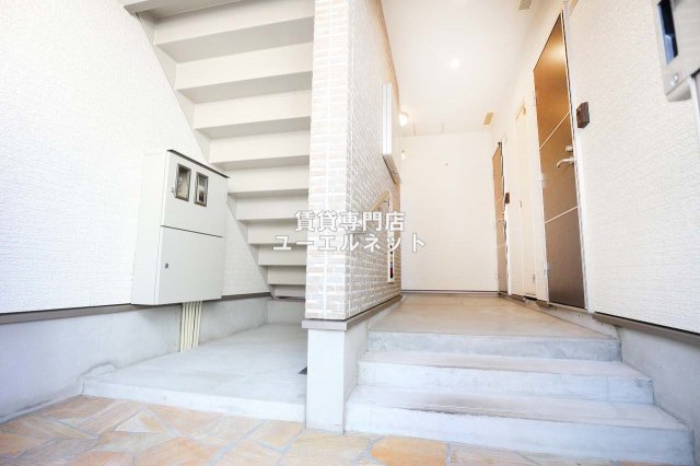 エントランス　毎日通る場所だからこそ、洗練された空間に