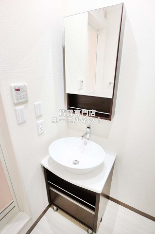 洗面設備　清潔感ある独立洗面台で毎日気持ちよく♪