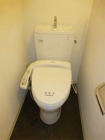 トイレ　落ち着いた色調のトイレです