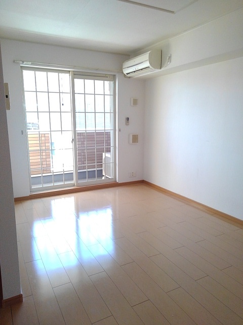 居室・リビング　南向きのお部屋です
