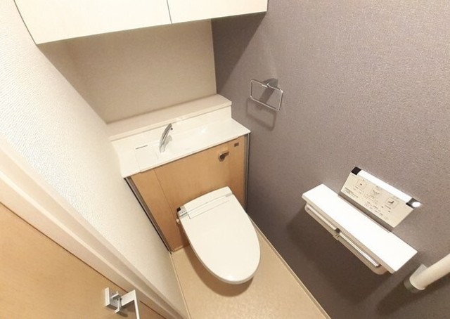 トイレ　人気アイテムの温水洗浄便座。清潔感のあるトイレです。