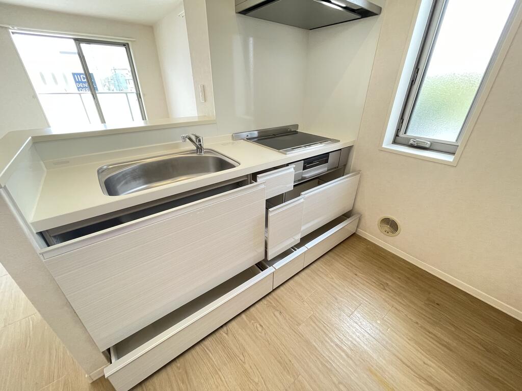 キッチン　引出し収納　IHクッキングヒーターです