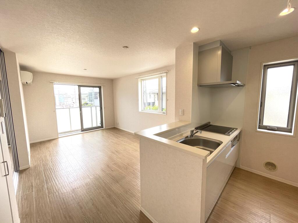 居室・リビング　対面式キッチンの明るいお部屋です。