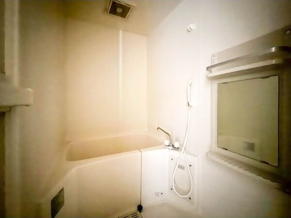 バス・シャワールーム　コンパクトで使いやすいお風呂です