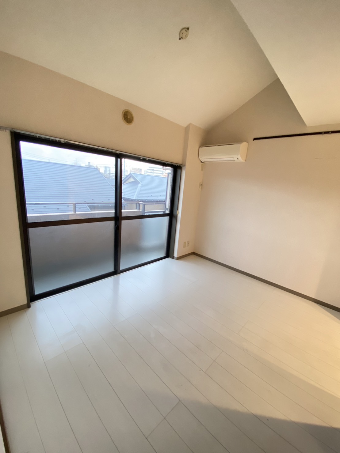 居室・リビング　おしゃれな木目の床