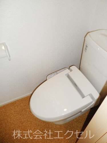 トイレ　嬉しいウォシュレット付きのトイレです。