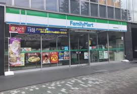 コンビニ　ファミリーマート 市谷本村町店（コンビニ）まで165m