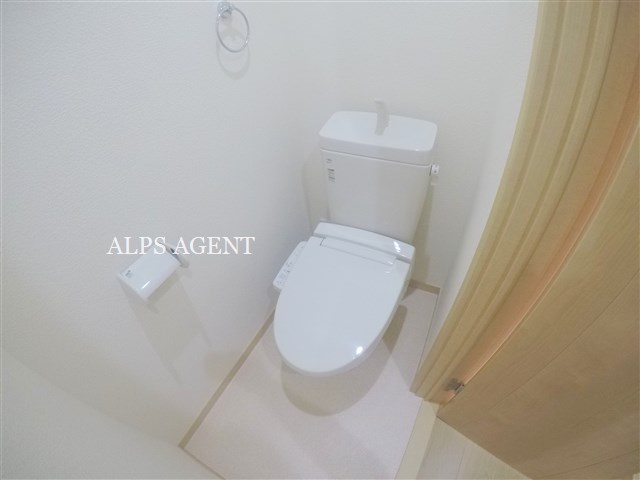 トイレ　広角レンズで撮影の為、実際の見え方と異なります。同一仕様。