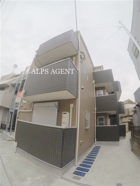 建物外観　広角撮影のため、実際の見え方とは異なります。