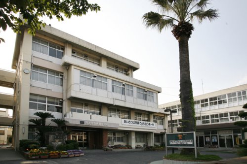 中学校　岡山市立岡輝中学校（中学校）まで928m