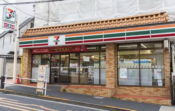 コンビニ　セブンイレブン新宿喜久井町店（コンビニ）まで323m