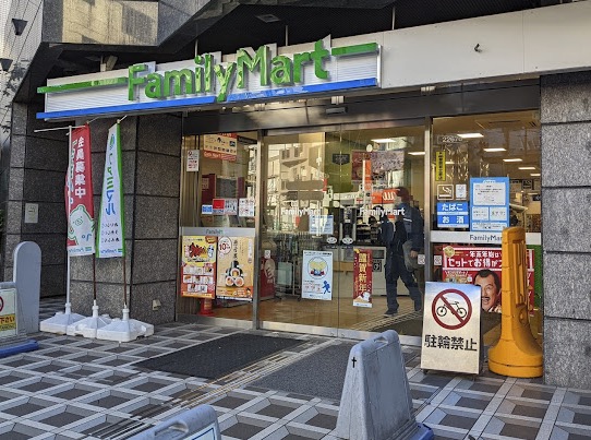 コンビニ　ファミリーマート早稲田駅前店（コンビニ）まで509m