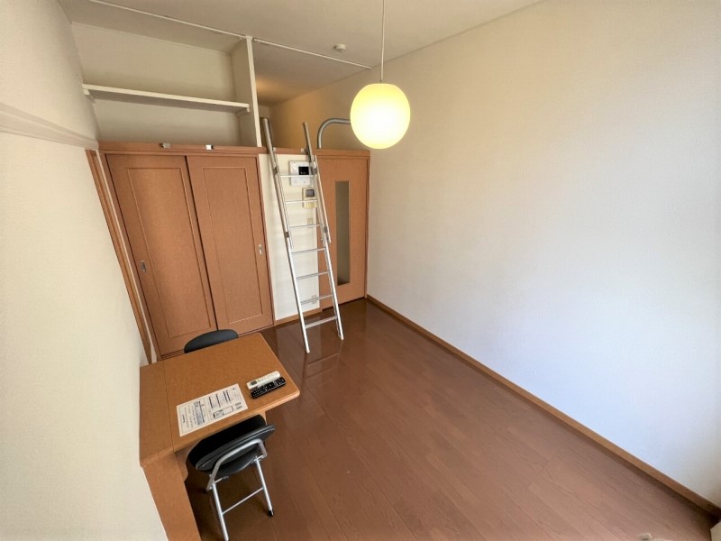 居室・リビング　家電・家具付きのお部屋です。