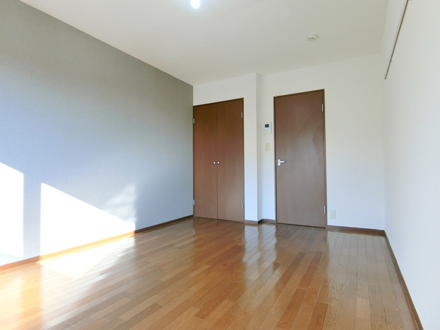 居室・リビング　★洋室広々8帖・明るいお部屋です★
